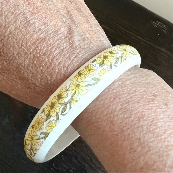 Retro 70s Yellow Flowers floral Bangle Bracelet - Picture 1 of 3